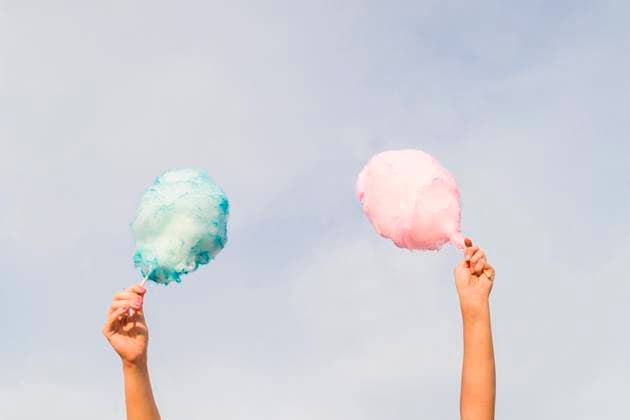 Creative Highlights Symbolbilder Hände halten Zuckerwatte *** Hands hold Cotton candy Copyright: imageBROKER/OleksandrxLatkun ibxole09451993.jpg ,model released, Symbolfoto ,property released