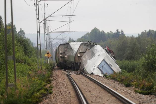 Bilder des Jahres 2023, News 08 August News Themen der Woche KW32 News Bilder des Tages Schweden, Zugunglück zwischen Iggesund und Hudiksvall HUDIKSVALL 20230807 Ett SJ-tag med 120 passagerare sparade pa mandagen ur mellan Iggesund och Hudiksvall. Tre personer har förts till sjukhus, enligt polisen. Taget var pa väg fran Stockholm till Sundsvall när de tva främre av totalt fyra vagnar sparade ur strax söder om Hudiksvall. Banvallen var underminerad till följd av kraftigt regn. HUDIKSVALL SVERIGE x62210x *** HUDIKSVALL 20230807 An SJ train with 120 passengers derailed on Monday between Iggesund and Hudiksvall Three people have been taken to hospital, according to the police The train was on its way from Stockholm to Sundsvall when the two front wagons of a total of four derailed just south of Hudiksvall The embankment was undermined as a result of heavy rain HUDIK  Copyright: xMatsxAndersson TTx TAGOLYCKA HUDIKSVALL TTABB0000000000205199