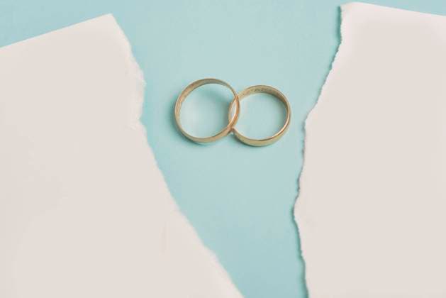  Zerbrochene Eheringe aus Papier *** Broken Wedding rings from Paper Copyright: imageBROKER/OleksandrxLatkun ibxole09452252.jpg