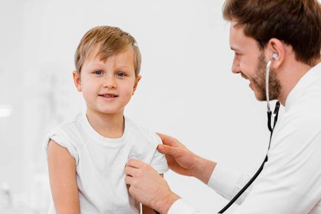  Arzt prüft Herzschlag *** Doctor checks Heartbeat Copyright: imageBROKER/OleksandrxLatkun ibxole09452282.jpg ,model released, Symbolfoto ,property released