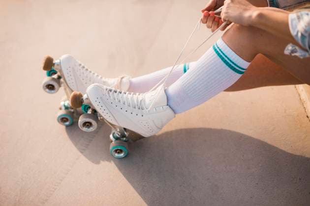 Creative Highlights Symbolbilder Frau mit niedrigem Ausschnitt beim Binden von Rollschuhen *** Woman with low Extract at Binding from roller skates Copyright: imageBROKER/OleksandrxLatkun ibxole09452639.jpg ,model released, Symbolfoto ,property released