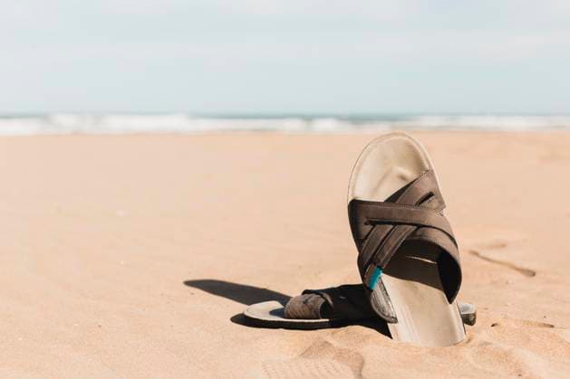 Creative Highlights Symbolbilder Strandkonzept mit Sandale *** Beach concept with Sandal Copyright: imageBROKER/OleksandrxLatkun ibxole09453002.jpg ,model released, Symbolfoto ,property released