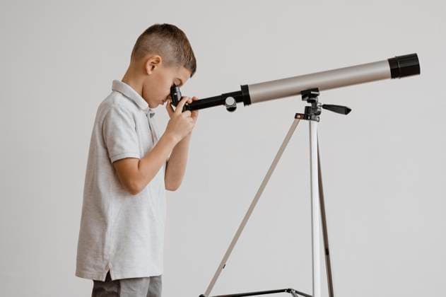 Creative Highlights Symbolbilder Seitenansicht Junge mit Teleskopklasse *** Side view Boy with Telescope class Copyright: imageBROKER/OleksandrxLatkun ibxole09453585.jpg ,model released, Symbolfoto ,property released