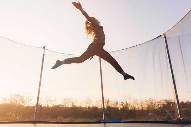 Creative Highlights Symbolbilder Aktives kleines Mädchen springt Trampolin gegen den Himmel *** active Little one Girls jumps Trampoline against the Sky Copyright: imageBROKER/OleksandrxLatkun ibxole09458142.jpg ,model released, Symbolfoto ,property released