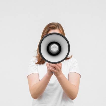 Creative Highlights Symbolbilder Vorderansicht Mädchen schreit Megaphon *** Front view Girls screams Megaphone Copyright: imageBROKER/OleksandrxLatkun ibxole09458667.jpg ,model released, Symbolfoto ,property released