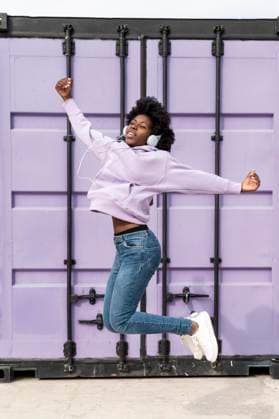 Creative Highlights Symbolbilder Porträt einer jungen Frau mit Kopfhörern beim Springen 2 *** Portrait a Boys Woman with Headphones at Jump 2 Copyright: imageBROKER/OleksandrxLatkun ibxole09459061.jpg ,model released, Symbolfoto ,property released