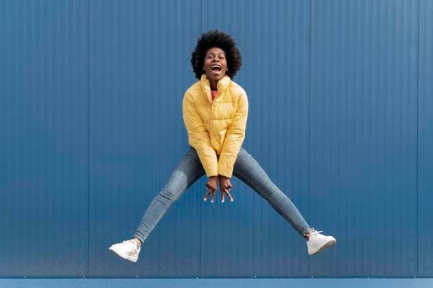  Porträt junge Frau springend2 *** Portrait Boy Woman jumping2 Copyright: imageBROKER/OleksandrxLatkun ibxole09459150.jpg ,model released, Symbolfoto ,property released