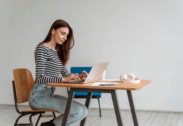  Junge Geschäftsfrau arbeitet am Laptop *** Boy Businesswoman works on Laptop Copyright: imageBROKER/OleksandrxLatkun ibxole09459456.jpg ,model released, Symbolfoto ,property released