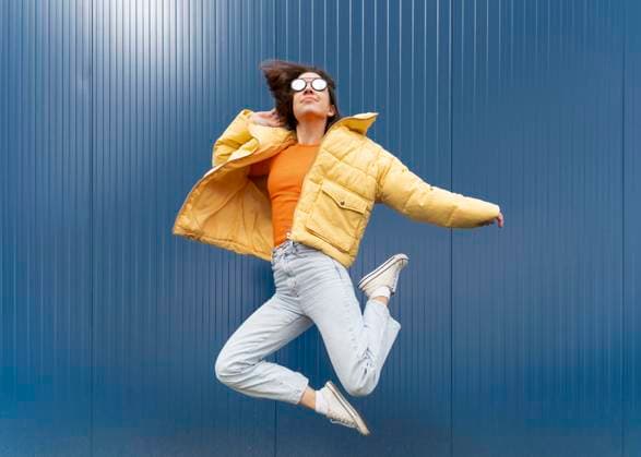 Creative Highlights Symbolbilder Porträt junge Frau springend 3 *** Portrait Boy Woman springend 3 Copyright: imageBROKER/OleksandrxLatkun ibxole09460567.jpg ,model released, Symbolfoto ,property released