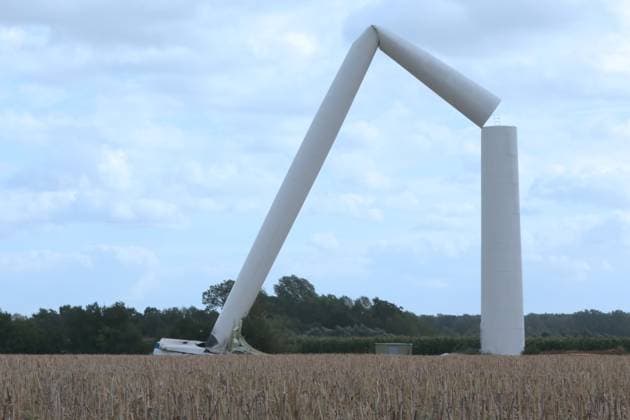 Bilder des Jahres 2023, News 08 August News Themen der Woche KW32 News Bilder des Tages Blick am Montag (07.08.2023) auf eine umgeknickte Windkraftanlage im Windpark Dölitz (Landkreis Rostock). Das Sturmtief Zacharias hat Mecklenburg Vorpommern derzeit voll im Griff. An einigen Orten finden sich auf den Landstraßen heruntergefallene Äste und im Ostseebad Warnemünde peitsch der Sturm die Wellen in Richtung Leuchtturm. Dazu liegen leere Abfalltonnen am Straßenrand und Menschen müssen ihre Gegenstände auf den Terrassen sichern. Vergleiche auch weitere Bilder von besseren Zeiten aus diesem Windpark. *** View on Monday 07 08 2023 on a fallen wind turbine in the wind farm Dölitz district Rostock The storm low Zacharias has Mecklenburg Western Pomerania currently fully in the grip In some places can be found on the country roads fal