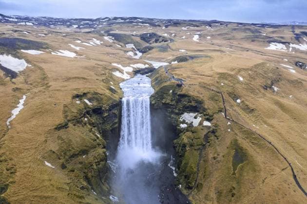 Creative Highlights World Luftaufnahme des Skogafoss, 63 m hoher Wasserfall am Fluss Skógá im Winter, Skógar, Island, Europa *** Aerial view of Skogafoss, 63 M high Waterfall on River Skógá at Winter, Skógar, Iceland, Europe Copyright: imageBROKER/alimdix/xArterrax/xSvenxErikxArndt ibltsm09448085.jpg
