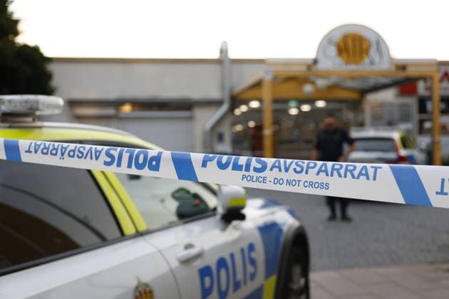 Schweden, Polizei-Ermittlungen nach Schießerei in Stockholm STOCKHOLM 20230807 Polis pa plats i Sätra i sydvästra Stockholm efter ett larm om skottlossning i pa mandagkvällen vid 19-tiden. En person anträffades skadad. Stockholm Sverige x12140x *** STOCKHOLM 20230807 Police at the scene in Sätra in southwestern Stockholm following a report of gunfire in the area on Monday evening at 7pm One person was found injured Stockholm Sweden x12140x  Copyright: xRobinxBäckman TTx SKOTTLOSSNING SÄTRA TTABB0000000000205305