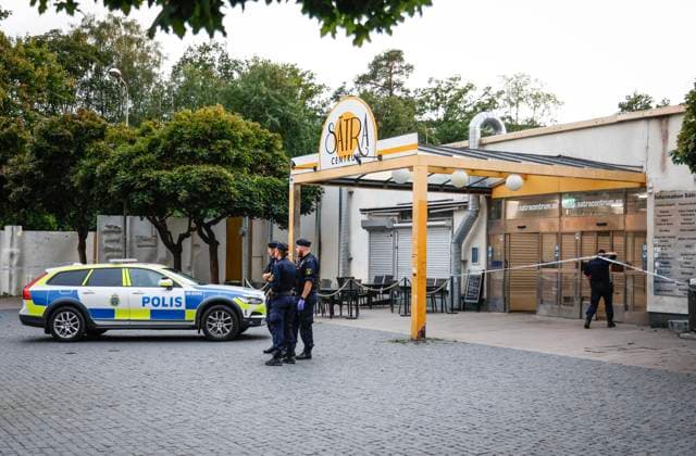 Schweden, Polizei-Ermittlungen nach Schießerei in Stockholm STOCKHOLM 20230807 Polis pa plats i Sätra i sydvästra Stockholm efter ett larm om skottlossning i pa mandagkvällen vid 19-tiden. En person anträffades skadad. Stockholm Sverige x12140x *** STOCKHOLM 20230807 Police at the scene in Sätra in southwestern Stockholm following a report of gunfire in the area on Monday evening at 7pm One person was found injured Stockholm Sweden x12140x  Copyright: xRobinxBäckman TTx SKOTTLOSSNING SÄTRA TTABB0000000000205310
