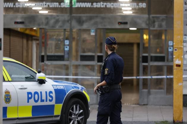 Schweden, Polizei-Ermittlungen nach Schießerei in Stockholm STOCKHOLM 20230807 Polis pa plats i Sätra i sydvästra Stockholm efter ett larm om skottlossning i pa mandagkvällen vid 19-tiden. En person anträffades skadad. Stockholm Sverige x12140x *** STOCKHOLM 20230807 Police at the scene in Sätra in southwestern Stockholm following a report of gunfire in the area on Monday evening at 7pm One person was found injured Stockholm Sweden x12140x  Copyright: xRobinxBäckman TTx SKOTTLOSSNING SÄTRA TTABB0000000000205317