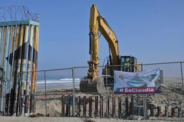 August 7, 2023, Tijuana, Baja California, Mexico: Border construction continues on the Playas de Tijuana beach border that divides California and Tijuana. Cranes and construction workers have begun dismantling some of the primary fencing along the beach that goes into the Pacific Ocean. 30-foot fence panels will replace the older fencing just like secondary fencing which is now completed. Tijuana Mexico - ZUMAm180 20230807_zip_m180_014 Copyright: xCarlosxA.xMorenox