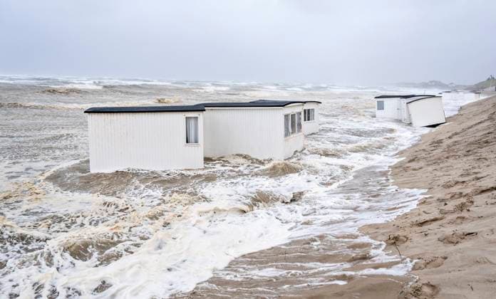 Bilder des Jahres 2023, News 08 August News Themen der Woche KW32 News Bilder des Tages Picnic cabins in the water of the North Sea in the strong winds in Loekken, North Jutland, Denmark, Tuesday August 8, 2023 , Loekken Jylland Denmark *** Picnic cabins in the water of the North Sea in the strong winds in Loekken, North Jutland, Denmark, Tuesday August 8, 2023 , Loekken Jylland Denmark  Copyright: HenningxBagger HenningxBaggerx COP14210 spdk20230808-083659-L