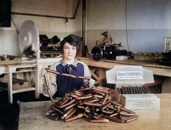 Woman packaging Skinned Frankfurters, Washington DC, USA, Harris & Ewing, 1927  Copyright: xCircaxImagesx ghi-circa01111