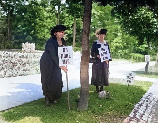Two Female Roadside Protesters with Signs No More War , USA, Harris & Ewing, 1922  Copyright: xCircaxImagesx ghi-circa01152