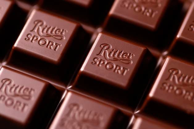Ritter Sport Schokolade liegt auf einem Tisch. Das Unternehmen Ritter Sport hat im vergangenen Jahr den Umsatz deutlich gesteigert. Das Ergebnis wird aber von den hohen Energie- und Rohstoffpreisen belastet. (Themenbild, Symbolbild) Köln, 08.08.2023 NRW Deutschland *** Ritter Sport chocolate lies on a table The company Ritter Sport has significantly increased sales in the past year The result, however, is burdened by the high energy and raw material prices Topic image, symbol image Cologne, 08 08 2023 NRW Germany Copyright: xChristophxHardtx