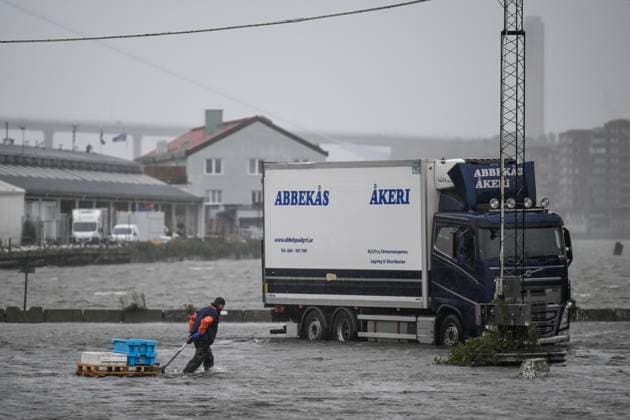 Bilder des Jahres 2023, News 08 August News Themen der Woche KW32 GÖTEBORG 20230808 Översvämingar i Fiskhamnen i Göteborg pa tisdagen, efter att Göta älv svämmat över. Stora mängder regn har fallit till följd av ovädret Hans. GÖTEBORG SVERIGE x9200x *** GÖTEBORG 20230808 Flooding in Fiskhamnen in Gothenburg on Tuesday, after the Göta River flooded Large amounts of rain have fallen as a result of the storm Hans GÖTEBORG SVERIGE x9200x  Copyright: xBjörnxLarssonxRosvall TTx ÖVERSVÄMNING GÖTEBORG TTABB0000000000205409