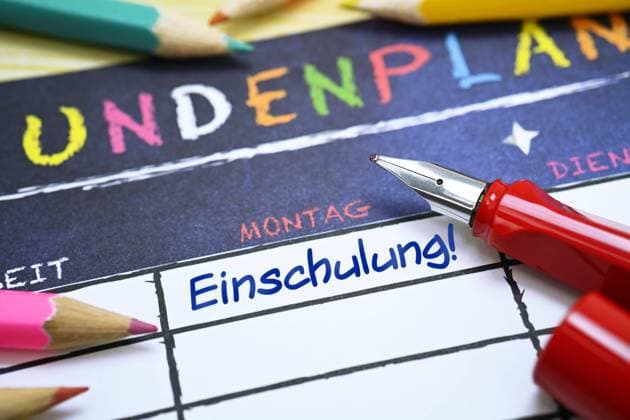 FOTOMONTAGE, SchulfÃ¼ller und Stundenplan mit der Aufschrift Einschulung *** PHOTO MOUNT, school fountain pen and timetable with inscription enrollment ** NUR FUER REDAKTIONELLE ZWECKE ** EDITORIAL USE ONLY **
