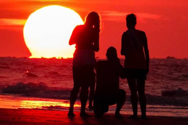 Entertainment Bilder des Tages August 8, 2023, Isle Of Palms, SC, United States: Tourists take selfies as the sun rises over the beach on a record hot and muggy day in the Charleston area, August 8, 2023 in Isle of Palms, South Carolina. A persistent heat wave across the southern United States continues to bring extremely hot, humid weather to the region. Isle Of Palms United States - ZUMAe02_ 20230808_zaf_e02_006 Copyright: xRichardxEllisx