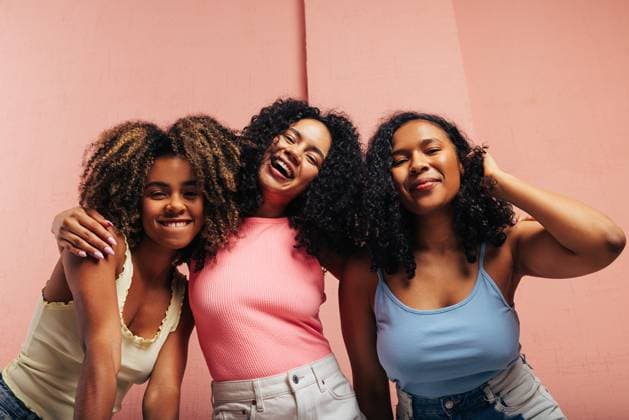 Creative Highlights Symbolbilder Three laughing females with curly hair having fun and looking at camera Three laughing females with curly hair having fun and looking at camera Copyright: xxArtemxVarnitsinx