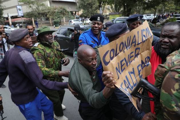 Bilder des Jahres 2023, News 08 August News Themen der Woche KW32 News Bilder des Tages August 8, 2023, Nairobi, Kenya: Police officers arrest an activist who was chanting slogans while holding a placard during a demonstration against the high cost of living within the Nairobi s capital. They are demanding the government to lower the prices of food and commodities. Nairobi Kenya - ZUMAs197 20230808_zaa_s197_033 Copyright: xJohnxOchiengx