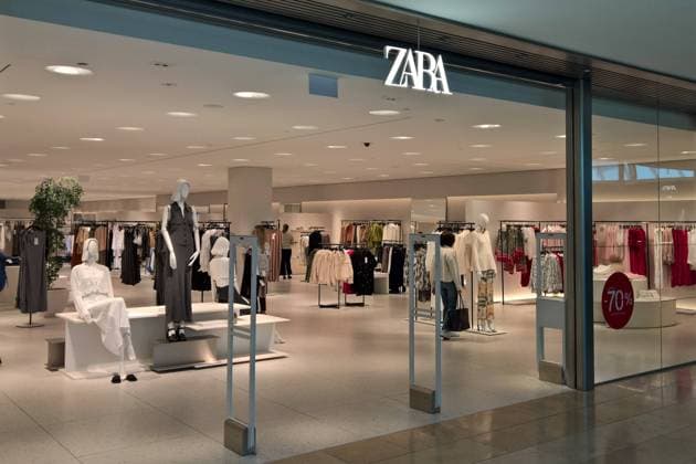 Zara ist ein Fashion-Unternehmen, das über ein eigenes Netz von Ladengeschäften und einen Onlineshop weltweit preisgünstige Bekleidung, Accessoires und Schuhe für Damen, Herren und Kinder verkauft. Zara ist die bekannteste Produktions- und Verkaufskette des von Amancio Ortega und Rosalia Mera gegründeten börsennotierten spanischen Inditex-Konzerns. 2021 gab der Konzern bekannt, aufgrund der COVID-19-Pandemie über 1200 Filialen schliessen zu wollen. Foto: Zara Mode Store in den Regensburg Arcaden *** Zara is a fashion company that sells low-priced clothing, accessories and shoes for women, men and children worldwide through its own network of retail stores and an online store Zara is the best-known production and sales chain of the l