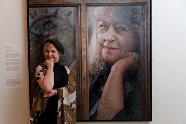 Bilder des Jahres 2023, Entertainment 08 August Entertainment Themen der Woche KW32 Entertainment Bilder des Tages ARCHIBALD PEOPLES CHOICE AWARD 2023, Artist Jaq Grantford with her portrait of Noni Hazlehurst after it was named the Archibald Prize 2023 People?s Choice award winner at the Art Gallery of New South Wales in Sydney, Wednesday, August 9, 2023. ( NO ARCHIVING, EDITORIAL USE ONLY, NO USE IN BOOKS WITHOUT CONSENT SYDNEY NSW AUSTRALIA  Copyright: xNIKKIxSHORTx 20230809001829119610