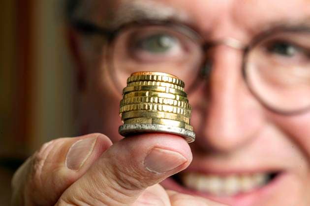 älterer Mann jongliert Geld auf dem Finger, Symbolfoto Altersvorsorge, August 2023 Deutschland, München, August 2023, älterer Mann jongliert Geld auf seinem Finger, Symbolfoto Sparen, Vermögen, Geld, Erspartes,, Euro, Zinsen, gestiegene Zinsen, Inflation, Börse, Aktienkurse, Sparplan, Altersvorsorge, finanzielle Sorgen, Sicherheit, Rentner, Senior, Senioren, Alter, vorsorgen, *** elderly man juggling money on his finger, symbol photo retirement, august 2023 germany, munich, august 2023, elderly man juggling money on his finger, symbol photo saving, assets, money, savings,, euro, interest, increased interest, inflation, stock market, stock prices, savings plan, retirement, financial worries, security, pensioner, senior, seniors, old age