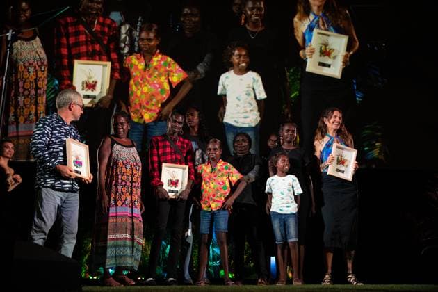 Bilder des Jahres 2023, Entertainment 08 August Entertainment Themen der Woche KW32 Entertainment Bilder des Tages NATIONAL INDIGENOUS FASHION AWARDS 2023, Gapuwiyak Culture and Arts x Aly de Groot (far right), winner of Community Collaboration Award, during the National Indigenous Fashion Awards (NIFA) at Deckchair Cinema in Darwin, Wednesday, August 9, 2023. ( NO ARCHIVING, EDITORIAL USE ONLY, NO USE IN BOOKS WITHOUT CONSENT DARWIN NORTHERN TERRITORY AUSTRALIA  Copyright: xESTHERxLINDERx 20230809001829213774