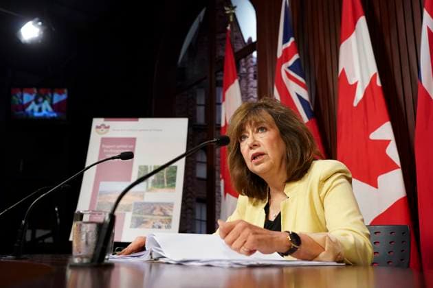 News Bilder des Tages August 9, 2023, Toronto, ON, Canada: Ontario Auditor General Bonnie Lysyk speaks to the media during a press conference regarding her Special Report on Changes to the Greenbelt, at Queens Park, in Toronto, Wednesday, Aug. 9, 2023. Toronto Canada  - ZUMAc35_ 20230809_zaf_c35_015 Copyright: xArlynxMcadoreyx
