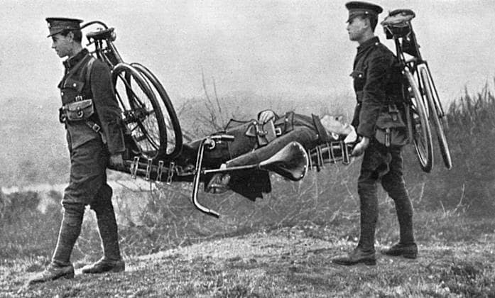 Bicycle as stretcher, Army cycling corps, WW1 A wounded man carried out of danger as his bicycle is temporarily converted into a makeshift stretcher and the bearers fold up their own cycles and strap them to their backs. Date: 1916  Copyright: Copyrightx(c)Geminix2023.xCredit:xGemini 10694188