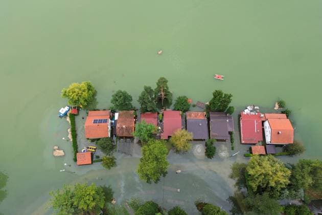 Bilder des Jahres 2023, News 08 August News Themen der Woche KW32 News Bilder des Tages Aerial photo of flooded Soderica Lake Aerial photo of flooded houses at Soderica Lake in village Djelekovec near Koprivnica, Croatia, on August 9, 2023. LukaxStanzl PIXSELL