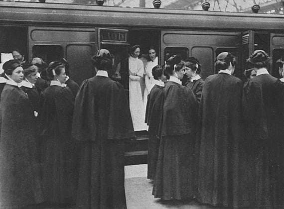 Hospital nurses boarding a train to Portsmouth during WWI Women volunteered in their thousands to become nurses during the first few months of World War I. Here a detachment of nurses board a train from London Waterloo to Portsmouth to work with the British Red Cross. Date: 1914  Copyright: Copyrightx(c)Geminix2023.xCredit:xGemini 10700950
