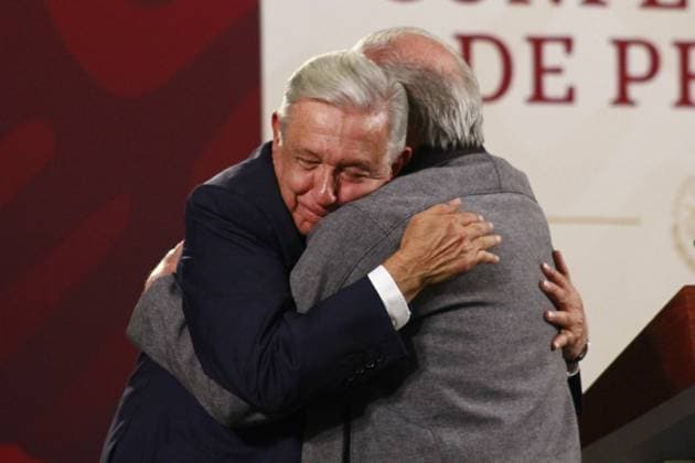 News Themen der Woche KW32 News Bilder des Tages Mexican President, Andres Manuel Lopez Obrador News Conference August 09, 2023 in Mexico City, Mexico: President of Mexico, AndrÃ s Manuel Lopez Obrador, raises the hand of Argentine journalist Abel Reynoso, during the briefing conference at the National Palace. On August 09, 2023 in Mexico City, Mexico. (Photo by Carlos Santiago Eyepix Group) Copyright: xCarlosxSantiagoxRochax xEyepixxGx CS202308097169
