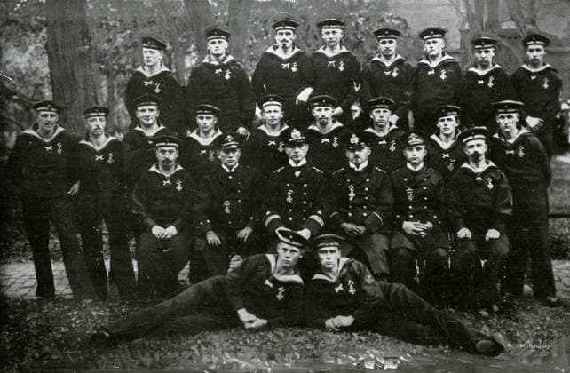 WW1 - The crew of the German U-9 submarine WW1 - Lieutenant Commander Otto Eduard Weddigen (1882 -1915), photographed with the crew of the German U-9 submarine. It is said that the crew also joined Weddigen as part of the U-29 submarine. The German U-29 sunk with all hands on 18th March 1915 in Pentland Firth. Date: 1915  Copyright: Copyrightx(c)Geminix2023.xCredit:xGemini 10944088