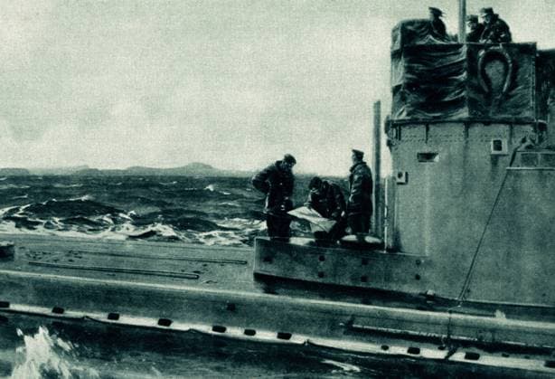 WW1 - U Boat off the English coast WW1 - A drawing for a German paper showing a German officers examining a chart on their U Boat on English waters. Date: 1915  Copyright: Copyrightx(c)Geminix2023.xCredit:xGemini 10948114