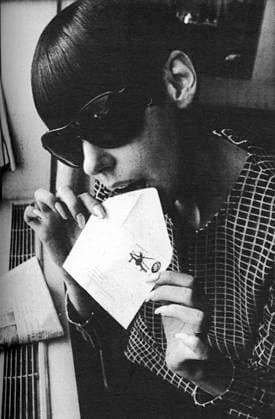 Peggy Moffitt Margaret Anne Peggy Moffitt (born May 14, 1940)former American model and actress. During the 1960s, she was muse for fashion designer Rudi Gernreich, and developed a signature style that featured heavy, Kabuki-like makeup and an asymmetrical hair cut. Featured in London Life magazine licking an envelope - an appropriate pose considering she is quoted as saying, I get lots of fan mail from women. Date: 1965  Copyright: Copyrightx(c)Geminix2023.xCredit:xGemini 10988649