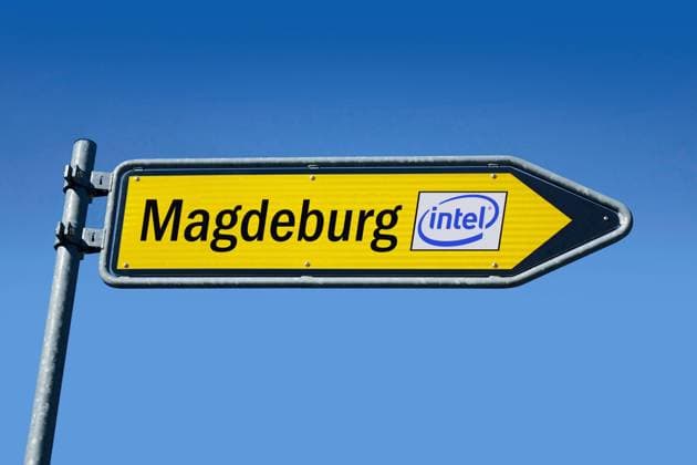 Wegweiser mit Magdeburg und Logo von Intel Wegweiser mit Magdeburg und Logo von Intel, 10.08.2023, Borkwalde, Brandenburg, In einem Wegweiser steht der Schriftzug Magdeburg mit dem Logo von Intel. *** Signpost with Magdeburg and logo of Intel Signpost with Magdeburg and logo of Intel, 10 08 2023, Borkwalde, Brandenburg, In a signpost is the writing Magdeburg with the logo of Intel