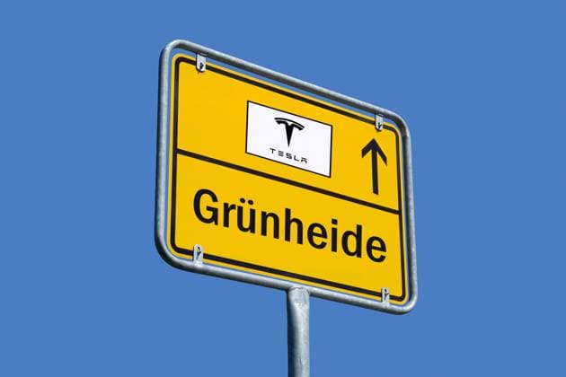 RECORD DATE NOT STATED Ortsschild mit Schriftzug Grünheide und Tesla-Logo Ortsschild mit Schriftzug Grünheide und Tesla-Logo, 10.08.2023 Borkwalde, Brandenburg, Auf einem Ortsschild befindet sich der Schriftzug Grünheide und das Logo von Tesla. *** Place name sign with lettering Grünheide and Tesla logo Place name sign with lettering Grünheide and Tesla logo, 10 08 2023 Borkwalde, Brandenburg, On a place name sign is the lettering Grünheide and the logo of Tesla