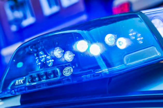 Blaulicht bei Polizeieinsatz in München-Haidhausen, August 2023 Deutschland, München,August 2023, Blaulicht bei Polizeieinsatz in München-Haidhausen, Dachbalken auf dem Dach eines Einsatzfahrzeuges der Polizei, Symbolfoto Notfall, 110, Einsatz, Einsatzfahrzeug, Hersteller des Dachbalken ist Hella aus Lippstadt, *** Blue light during police operation in Munich Haidhausen, August 2023 Germany, Munich,August 2023, blue light during police operation in Munich Haidhausen, roof bar on the roof of a police emergency vehicle, symbol photo emergency, 110, operation, emergency vehicle, manufacturer of the roof bar is Hella from Lippstadt,