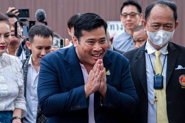 Bilder des Jahres 2023, Entertainment 08 August Entertainment Themen der Woche KW32 Entertainment Bilder des Tages Thailand, Vacharaesorn Vivacharawongse, Sohn von König Rama X., wieder in Bangkok August 10, 2023, Bangkok, Thailand: Vacharaesorn Vivacharawongse, the second son of Thai King Maha Vajiralongkorn arrives to make merit at Wat Yannawa Buddhist temple in Bangkok. Vacharaesorn Vivacharawongse (42), the second son of Thai King Maha Vajiralongkorn, made his first visit to Thailand after 27 years of living aboard. Bangkok Thailand - ZUMAs197 20230810_aaa_s197_012 Copyright: xPeeraponxBoonyakiatx