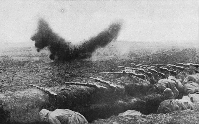 Russian soldiers in trench on eastern front, Russia, WW1 Russian soldiers in a shallow trench on the eastern front during the First World War -- a shell bursts nearby, and they duck down for cover. Date: circa 1917  Copyright: Copyrightx(c)Geminix2023.xCredit:xGemini 11773635