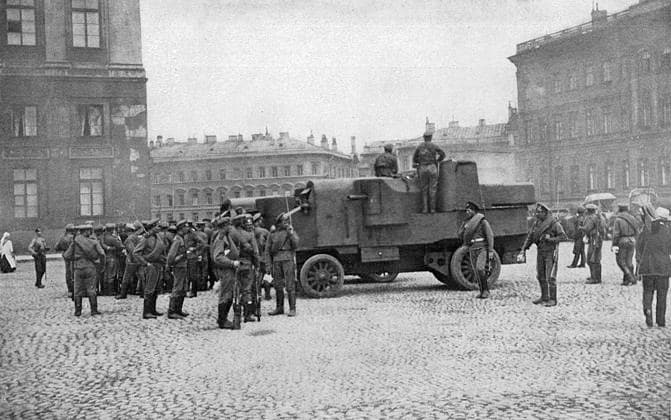 Armoured car in St Isaac s Square, Petrograd, Russia Armoured car used by Kerensky and his supporters to defend Petrograd (St Petersburg), Russia, against a counter-revolutionary challenge from General Kornilov during the revolutionary period. Seen here in St Isaac s Square, outside the Astoria Hotel. Date: circa 1917  Copyright: Copyrightx(c)Geminix2023.xCredit:xGemini 11773653