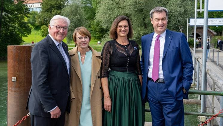 75 Jahre Verfassungskonvent Am 10. August 2023 nimmt Ministerpraesident Dr. Markus Soeder gemeinsam mit Landtagspraesidentin Ilse Aigner und Bundespraesident Dr. Frank-Walter Steinmeier an der Veranstaltung aus Anlass des Jubilaeums ã75 Jahre VerfassungskonventÒ auf der Insel Herrenchiemsee teil. v.li:Frank Walter Steinmeier,Ehefrau Elke Buedenbender,Ilse Aigner und Markus SOEDER (Ministerpraesident Bayern und CSU Vorsitzender).