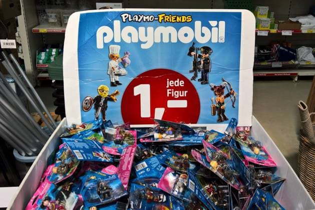 Playmobil - Playmo Friends. Playmobil ist eine Spielzeug-Marke der deutschen geobra Brandstätter Stiftung und Co KG, die zur Horst Brandstätter Holding GmbH gehört. Der Unternehmenssitz befindet sich in Zirndorf bei Nürnberg *** Playmobil Playmo Friends Playmobil is a toy brand of the German geobra Brandstätter Stiftung und Co KG, which belongs to Horst Brandstätter Holding GmbH The company is headquartered in Zirndorf near Nuremberg, Germany
