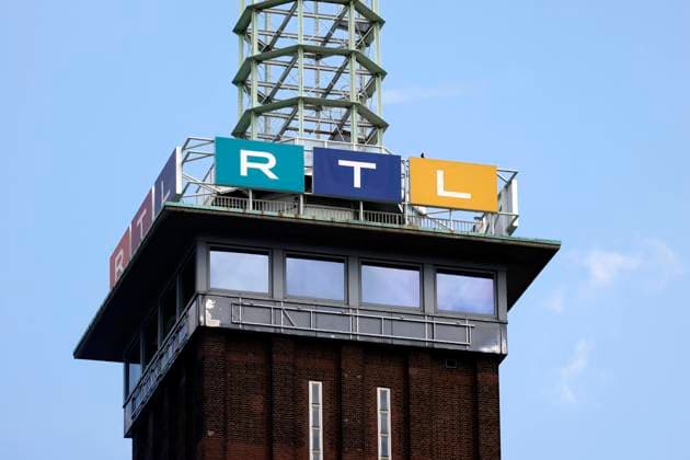 Der Messeturm Köln mit RTL-Logo in Deutz. (Themenbild, Symbolbild) Köln, 09.08.2023 NRW Deutschland *** The Messeturm Cologne with RTL logo in Deutz theme image, symbol image Cologne, 09 08 2023 NRW Germany Copyright: xChristophxHardtx