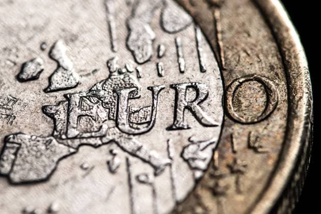 Der Schriftzug Euro ist auf einer 1-Euro Münze zu sehen. Rottweil Baden-Württemberg Deutschland *** The lettering Euro can be seen on a 1 euro coin Rottweil Baden Württemberg Germany